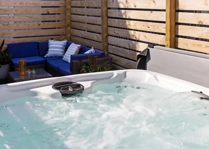 King Bed Retreat W Hot Tub Apartment Pittsburgh