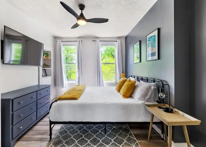 King Bed Retreat W Hot Tub * Pittsburgh