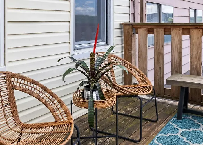 King Bed Retreat W Hot Tub Apartment *