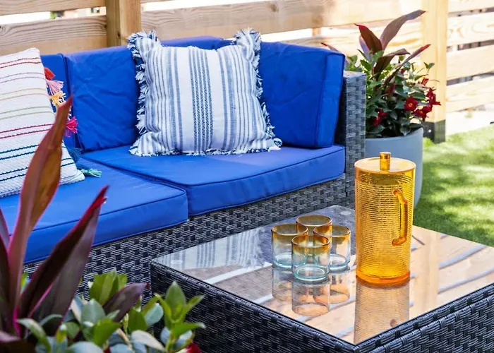 King Bed Retreat W Hot Tub * Pittsburgh