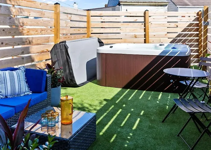 King Bed Retreat W Hot Tub * Pittsburgh